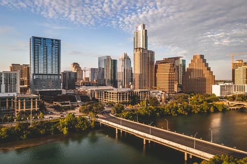 <b>Austin, Texas</b>
<br>Ocupó el primer lugar en el análisis de todos los factores.
<br>
<br>La capital de Texas
<a href="https://www.univision.com/local/austin-kakw/austin-entre-las-20-ciudades-mas-saludables-para-vivir-en-estados-unidos">ocupó el primer lugar</a> en bienestar económico, que tuvo en cuenta factores como el crecimiento de la población y los ingresos, la desigualdad de ingresos, las tasas de bancarrota y la calificación crediticia media, según el informe.
<br>
<br>Austin tiene una población de 964,254, pero podría llegar a un millón este año según demógrafos.