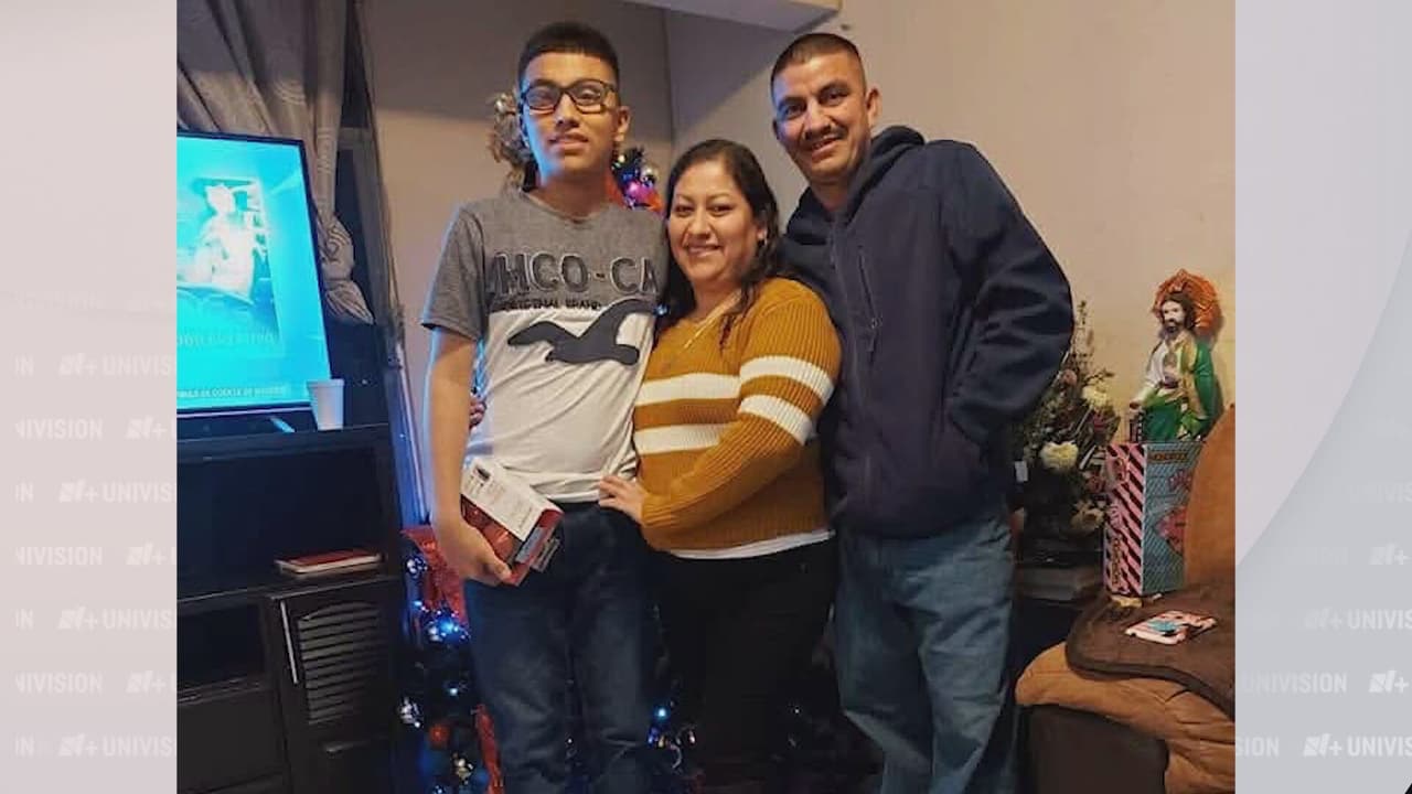 "
<b>Se fue contento, se despidió de su mamá, se despidió de nosotro</b>s. Le dijo a su mamá ven abrázame, te quiero mucho, a mí me dijo adiós, papá te quiero mucho. Se despidió se fue contento. Se le cumplió su deseo. Descanse en Paz mijo, vuela algo mijo", dijo en entrevista su papá, Isidoro González.
<br>
<br>Kevin es velado en una funeraria de Durango, el estado de México de donde era originaria su familia y donde él vivió un tiempo.
<br>