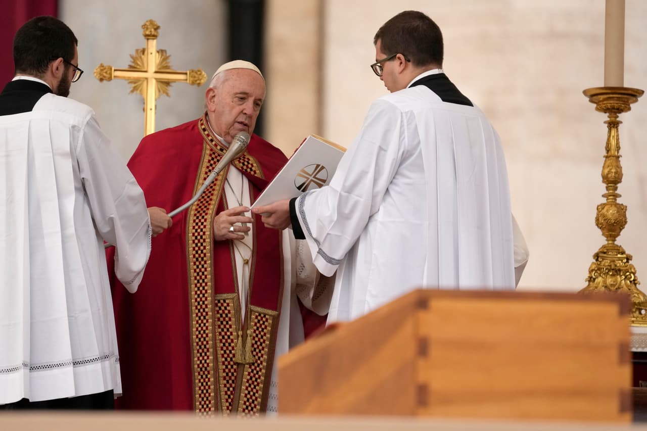 Funeral de Benedicto XVI: decenas de miles de personas despiden al papa emérito