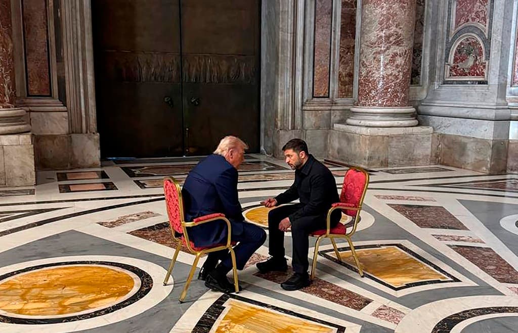 <h3 class="cms-H3-H3">Una inesperada cumbre en el Vaticano</h3>
<br>
<br>El entierro del papa Francisco permitió esta improvisada reunión de Trump y Zelensky, parte de los esfuerzos del presidente estadounidense de facilitar la paz entre Ucrania y Rusia, algo que, fiel a su estilo hiperbólico, dijo que haría el primer día de su mandato, pero que no fue posible concretar.