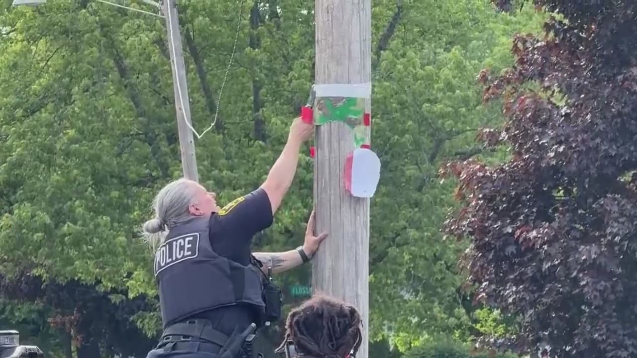 Vecinos denuncian que los carteles han estado apareciendo desde
<b> hace varios días en la zona de Waukegan y en el norte de Chicag</b>o. La misma comunidad ha retirado algunos de los anuncios y ha reportado los hechos a las autoridades.
<br>
<br>Sin embargo,
<b>el domingo 31 de mayo</b>, residentes realizaron una protesta para denunciar estos actos y exigir que cesen los mensajes de odio.