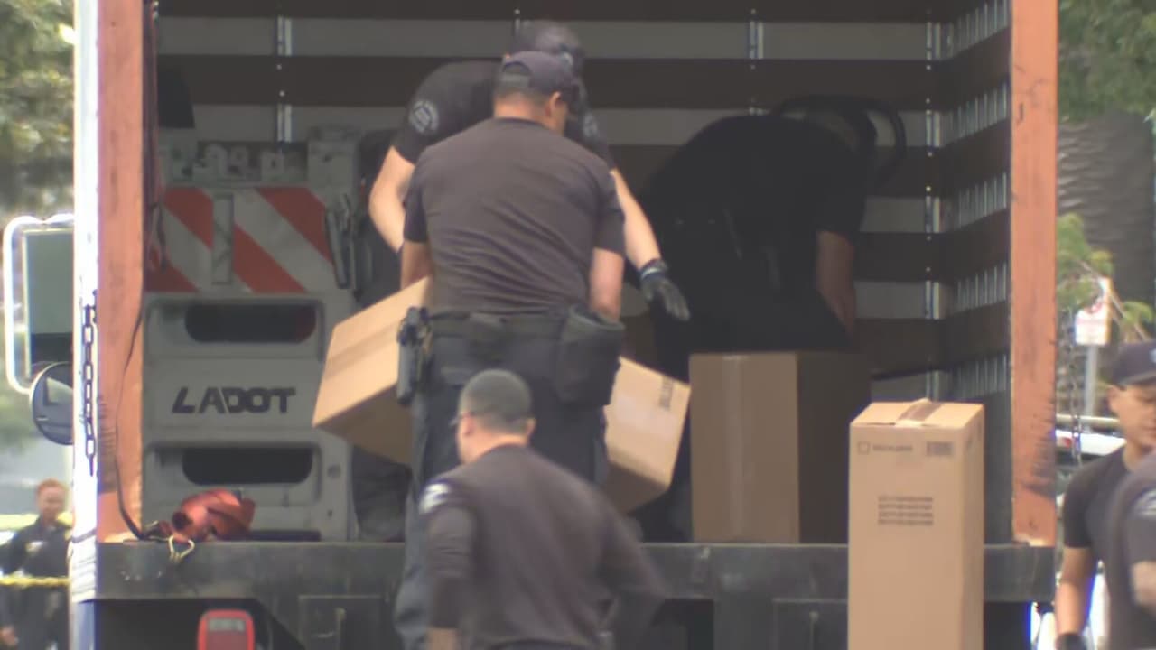 Jim McDonnell, jefe del LAPD, dijo que al entrar a la vivienda encontraron fuegos artificiales por todas partes, con cada habitación repleta.