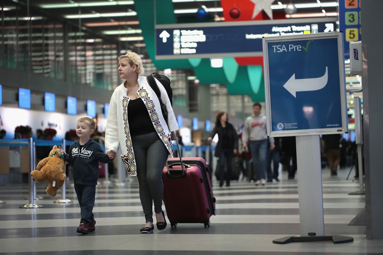 Otro momento en el que los adultos pueden tener que
<b>vacunarse es antes de viajar a determinados lugares.</b> Las vacunas que más se emplean antes de hacer viajes internacionales son “la de la hepatitis, la de la
<a href="http://www.univision.com/noticias/noticias-de-latinoamerica/la-fiebre-amarilla-ataca-a-sudamerica"> fiebre amarilla</a> en ciertos destinos y luego otras más específicas en función del lugar y del tipo de viaje”, detalla Álvarez. Lo ideal es
<b>ponerse las vacunas mínimo un mes antes de viajar</b> “para que al organismo le dé tiempo a sintetizar los anticuerpos en la cantidad adecuada”.
<br>