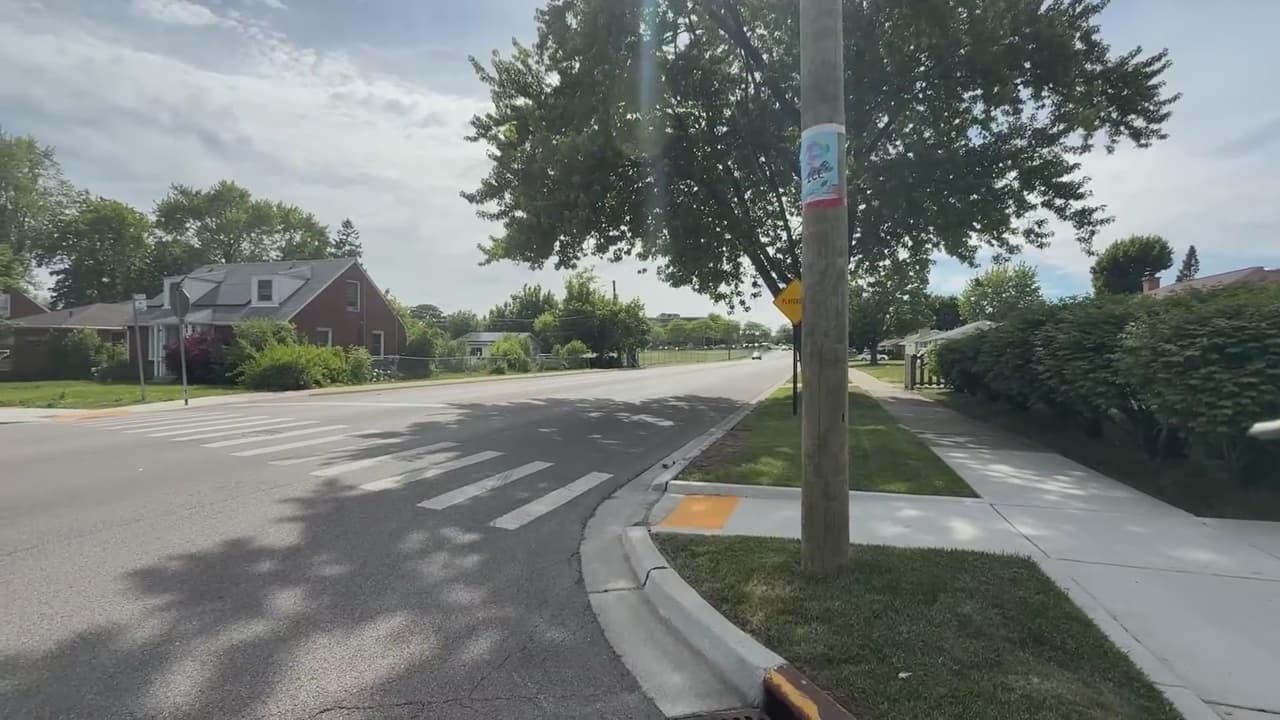 Las autoridades de Waukegan se encuentran investigando la aparición de
<b><a href="https://www.univision.com/local/chicago-wgbo/investigan-aparicion-de-carteles-intimidantes-contra-inmigrantes-en-waukegan-y-norte-de-chicago" target="_blank">carteles en postes de la vía pública y árboles con mensajes</a></b> en contra de la comunidad migrante. En los distintos letreros se han identificado, con colores brillantes y dibujos,
<b> palabras como “ICE”, “MAGA” y las iniciales de una conocida pandilla. Ante estos hechos, la comunidad ha expresado preocupación por su seguridad.</b>