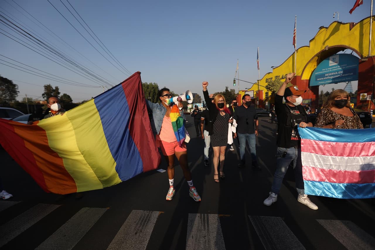 "Yo hago contacto visual con dos personas de seguridad privada y comienzan a tronar los dedos y a señalarnos (...)
<b>Nos dieron razones aleatorias (para salir)</b>. Dijimos 'no nos vamos a ir de aquí'", relató Alcántara.