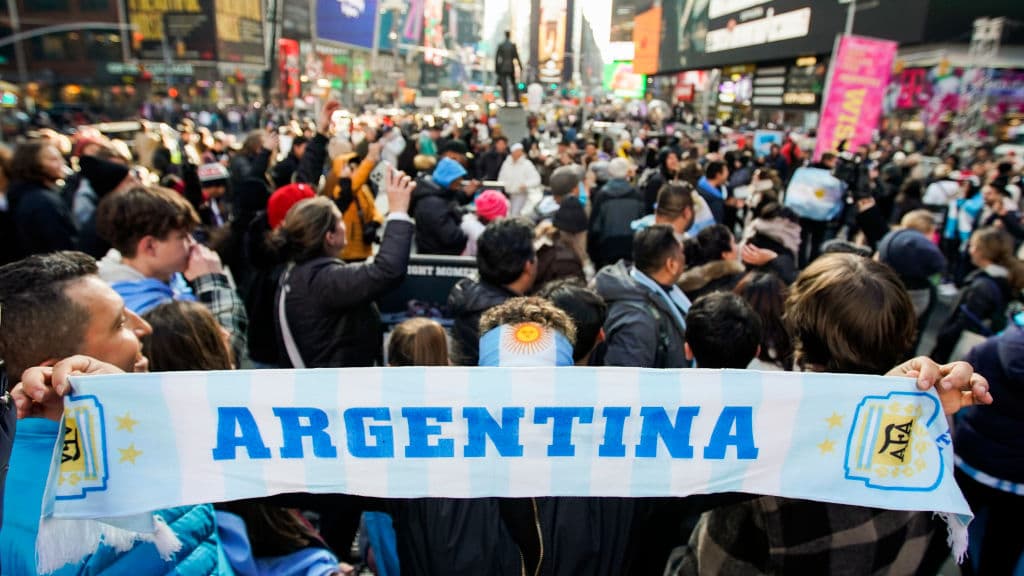 <b>8. La celebración del<a href="https://www.univision.com/local/nueva-york-wxtv/argentinos-nueva-york-celebran-campeonato-mundial-futbol-catar-2022-times-square"> triunfo de la Selección Argentina de Fútbol</a> </b>en Times Square. El video del júbilo de argentinos y turistas ondeando la bandera albiceleste en una de las intersecciones más transitadas del mundo, se vio miles de veces y se colocó entre las 10 historias más vistas en Univision Nueva York en 2022.