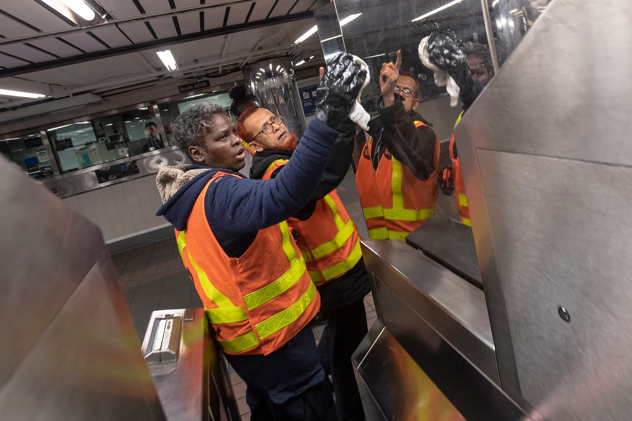 Los anuncios dirán: "Hola a todos, manténganse saludables a ustedes mismos y a sus vecinos lavándose las manos a menudo. Usen agua y jabón y lávense por lo menos 20 segundos o usen desinfectante de manos. Por favor, cúbranse la nariz y la boca con el codo cuando tosan o estornuden. Trabajemos juntos para mantener Nueva York saludable".