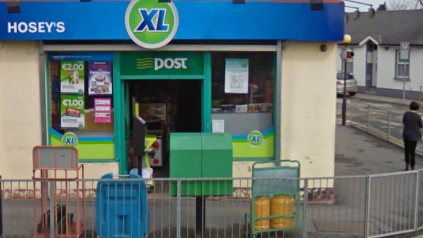 Un anciano es llevado a una oficina muerto por dos hombres que intentaron cobrar su pensión