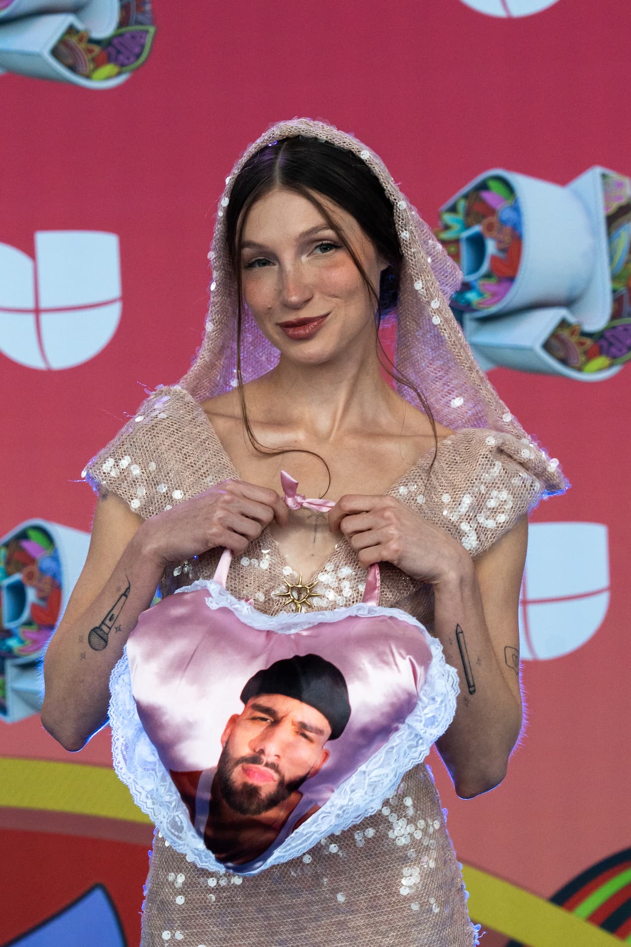 <b>Yami Safdie</b> desfiló con un vestido perlado con velo.