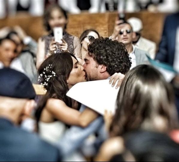 Y como ya cumplieron un año de casados, la feliz pareja se mandó lindos mensajes de amor a través de las redes sociales para celebrar esta fecha tan especial: "Hace un año amor de mi vida @gutosalas estábamos justo en este momento. Te amo ❤️ 3.dic.", publicó la actriz en esta imagen.