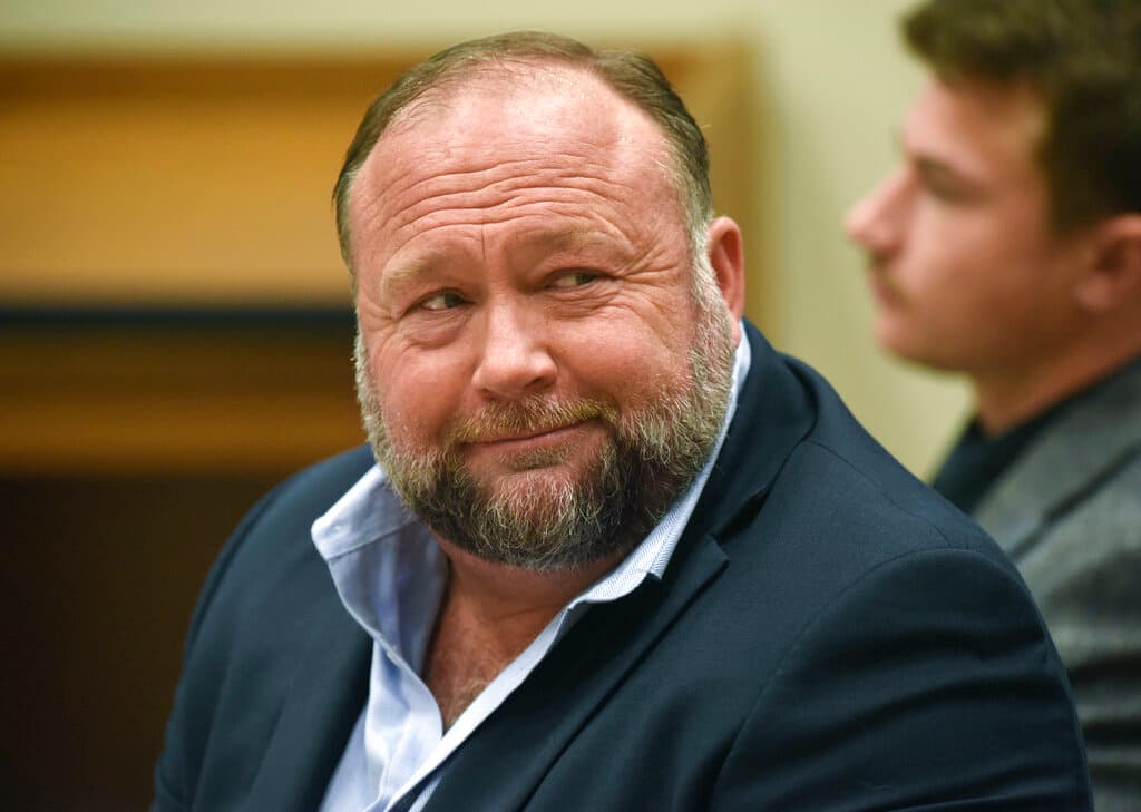 Alex Jones deberá pagar otros $473 millones por sus mentiras sobre la masacre escolar de Sandy Hook