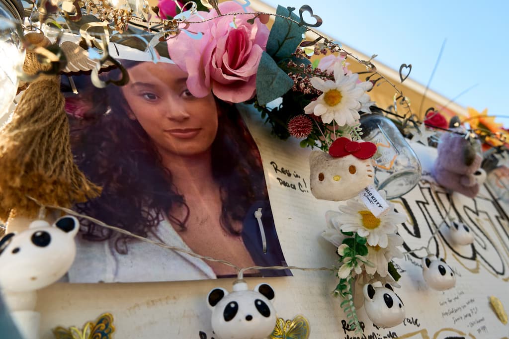 El entorno contrasta con el de Burke en Hollywood Hills, donde “tenía puertas de seguridad en casi todas las entradas y setos que proporcionaban privacidad entre las palmeras”, según AP. El monumento en memoria de Celeste mostraba señales de visitas recientes: flores frescas mezcladas con otras marchitas, un conejito de Pascua junto a un peluche de Hello Kitty “que parecía llevar allí meses”, y velas artificiales que forman su nombre. Entre las notas, una decía: “Dios miró a su alrededor en su jardín. Te rodeó con sus brazos y te llevó a descansar”.
