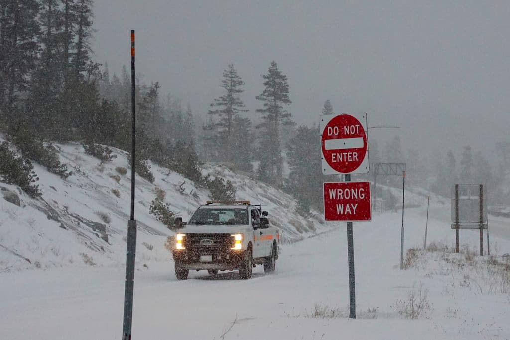 Meteorólogos advirtieron que el riesgo de
<b>inundaciones repentinas y desprendimientos de rocas</b> continuaría. Se cancelaron decenas de vuelos que entraban y salían del aeropuerto de San Francisco.
