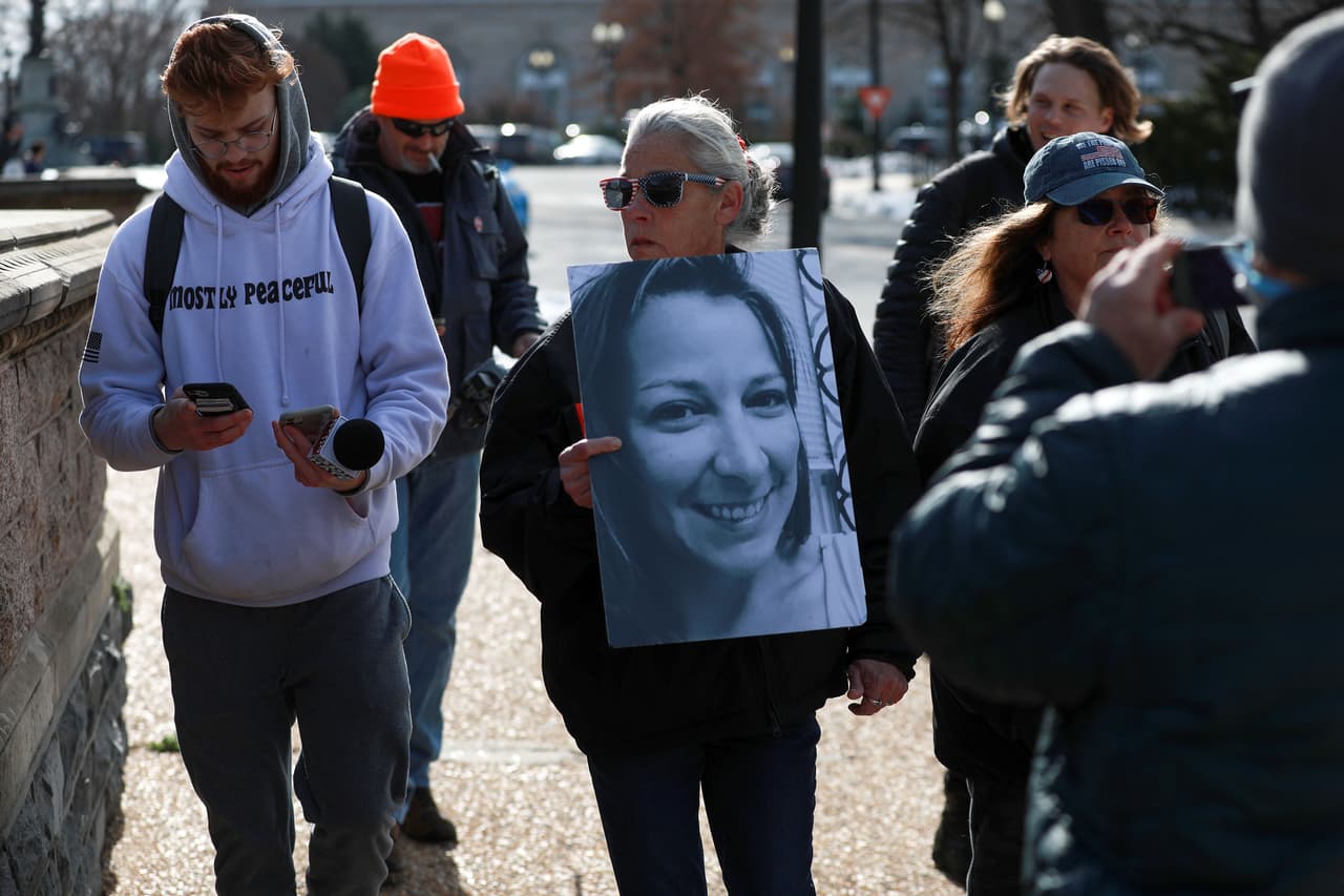 Trump ofrece honores fúnebres militares a Ashli Babbitt, participante del asalto al Capitolio
