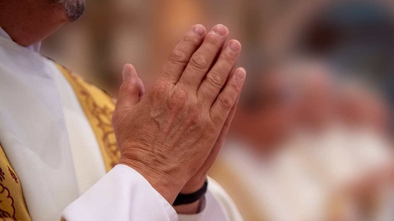 El oscuro pasado que podría quitarle la ciudadanía a un sacerdote colombiano