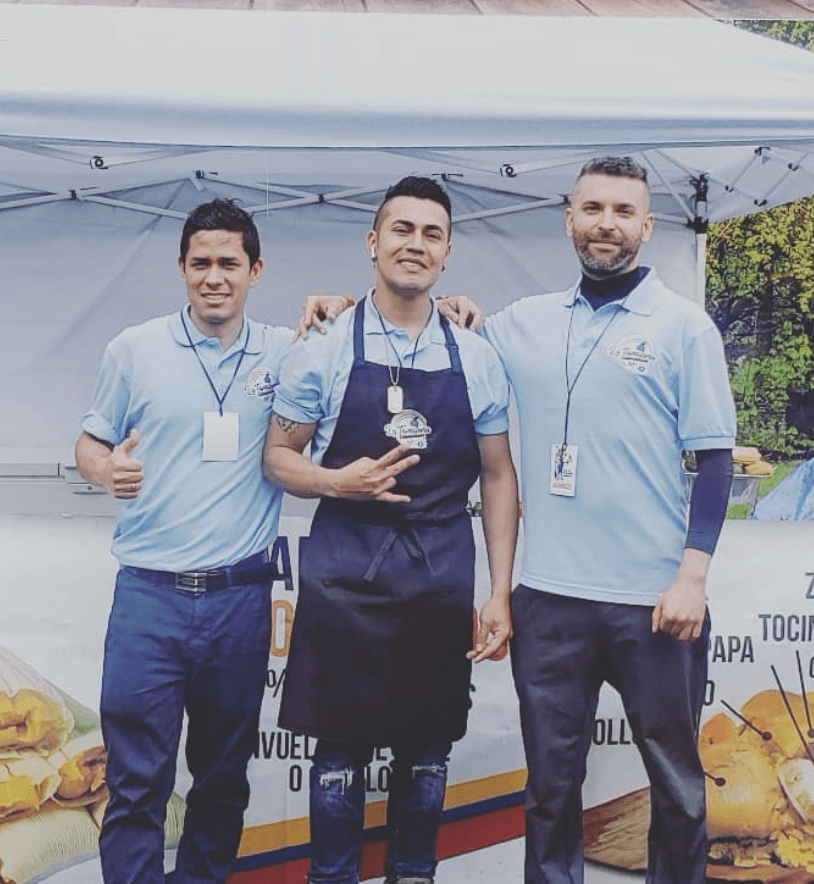 Si el cambio de ejecutivo de corbata a mesero con delantal fue duro,
<b>pararse en la calle a vender tamales, fue peor: “</b>En una palabra: ¡fue horrible! ¡Me daba mucha pena! Pero, cuando pensaba en eso se me venía a la mente el trato a patadas del restaurante, y me venían las fuerzas”.