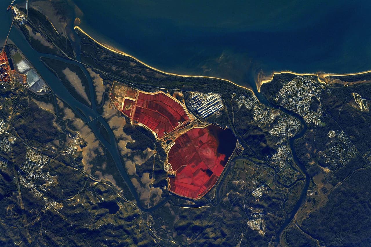 <b>Desechos de la producción de aluminio (Australia)</b>
<br>
<br>“Un lago rojo implica flamencos, pero en Queensland, el lodo rojo es un producto de desecho de la producción de aluminio”, explicó el astronauta sobre esta fotografía.
<br>
<br>Según el fotógrafo, se pueden ver las consecuencias de las actividades humanas desde el espacio, desde el cambio climático hasta la simple contaminación. “El efecto visible más obvio es el retroceso de los glaciares año tras año y misión tras misión”, añadió Pesquet.
<br>