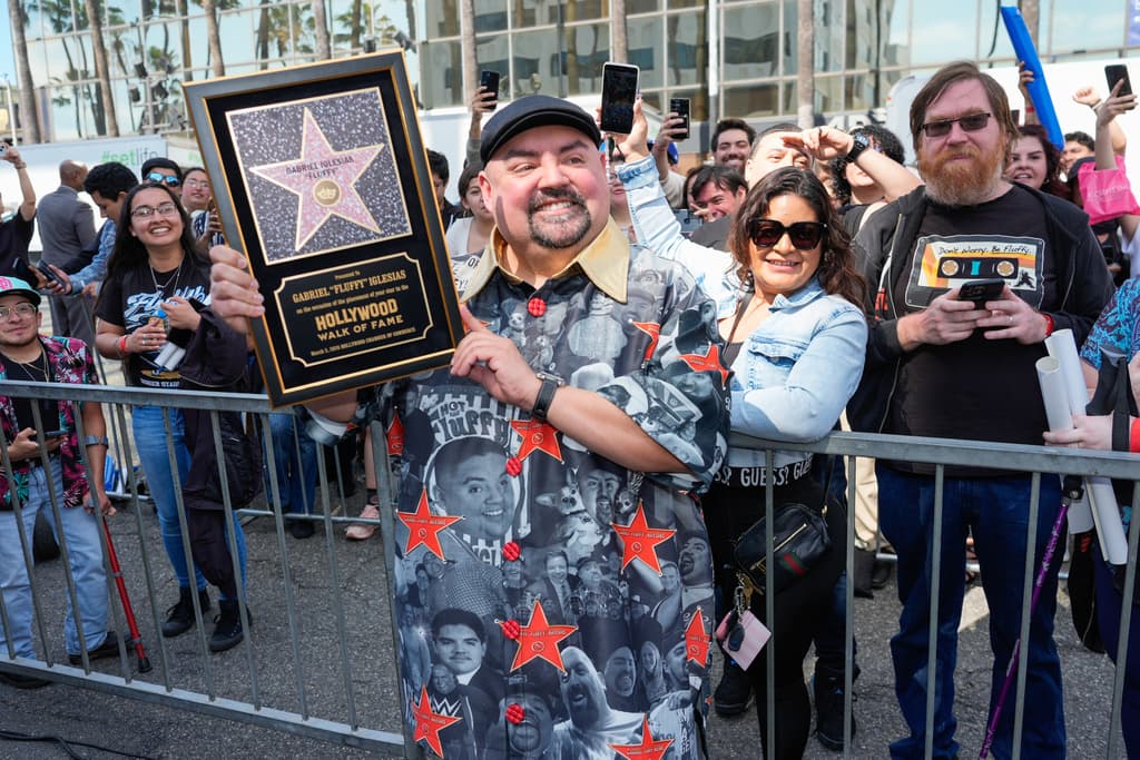 El Paseo de la Fama, administrado por la Cámara desde 1960, ha otorgado estrellas a más de 2,800 figuras del entretenimiento. Iglesias se une a otros comediantes latinos como George Lopez y Cheech Marin.