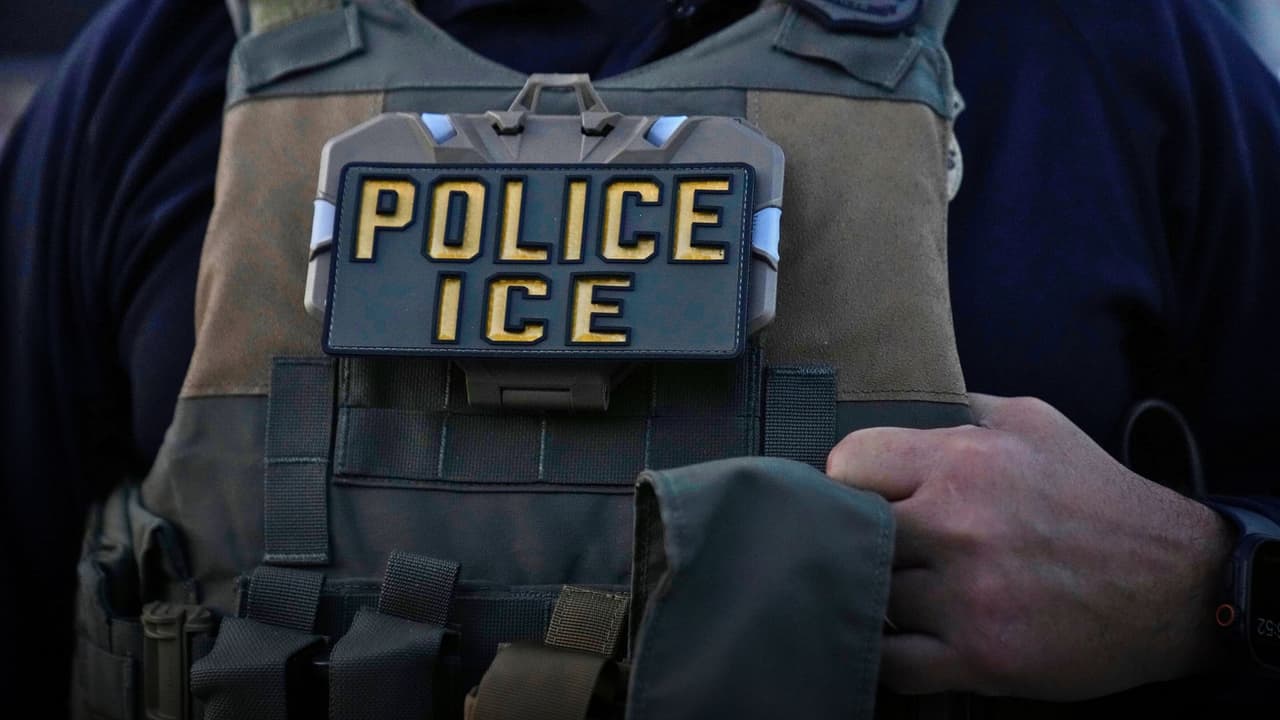 En 2025, el Servicio de Inmigración y Control de Aduanas (ICE)
<b>alcanzó su cifra más alta de detenciones en años: casi 61 mil personas bajo custodia</b>, según sus calculos.
<br>Pero hay un detalle importante:
<b>el gobierno no publica cuántos son hombres o mujeres. </b>
<br>Aun sin ese dato oficial, todo indica que
<b>la mayoría son hombres.</b>
<br>Así lo confirman los registros de Transactional Records Access Clearinghouse (TRAC) de la Universidad de Syracuse, los reportes de Vera Institute of Justice y los propios comunicados de ICE.