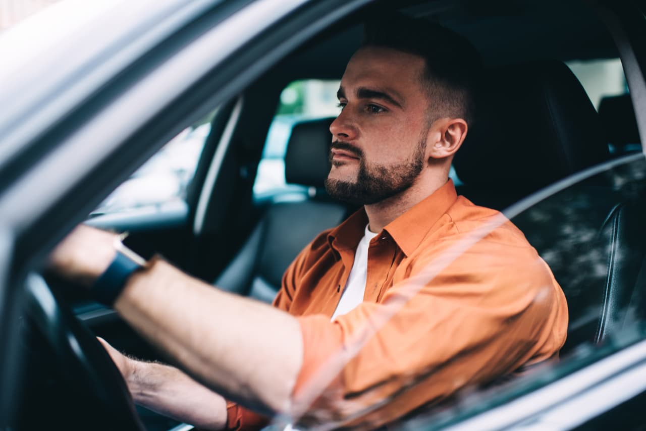 <b>La pregunta que muchos se hacen: ¿Conducir con el aire acondicionado encendido o con los vidrios abajo?</b> Esto depende de la velocidad a la que vayas conduciendo. Si vas a menos de 30 mph, lo recomendable es llevar los vidrios abajo, ya que el combustible que se usa para compensar la resistencia del aire es menor que el combustible que se usa para alimentar el aire acondicionado. Sin embargo, sucede lo contrario cuando va a más de 30 mph, por ejemplo, en la autopista. En este caso, sí resulta mejor encender el aire acondicionado.