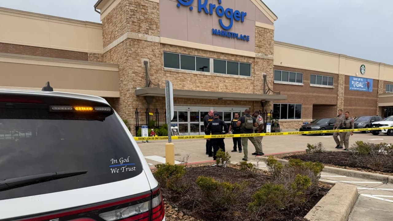 Reportan al menos un herido tras tiroteo dentro de una tienda Kroger en Cypress