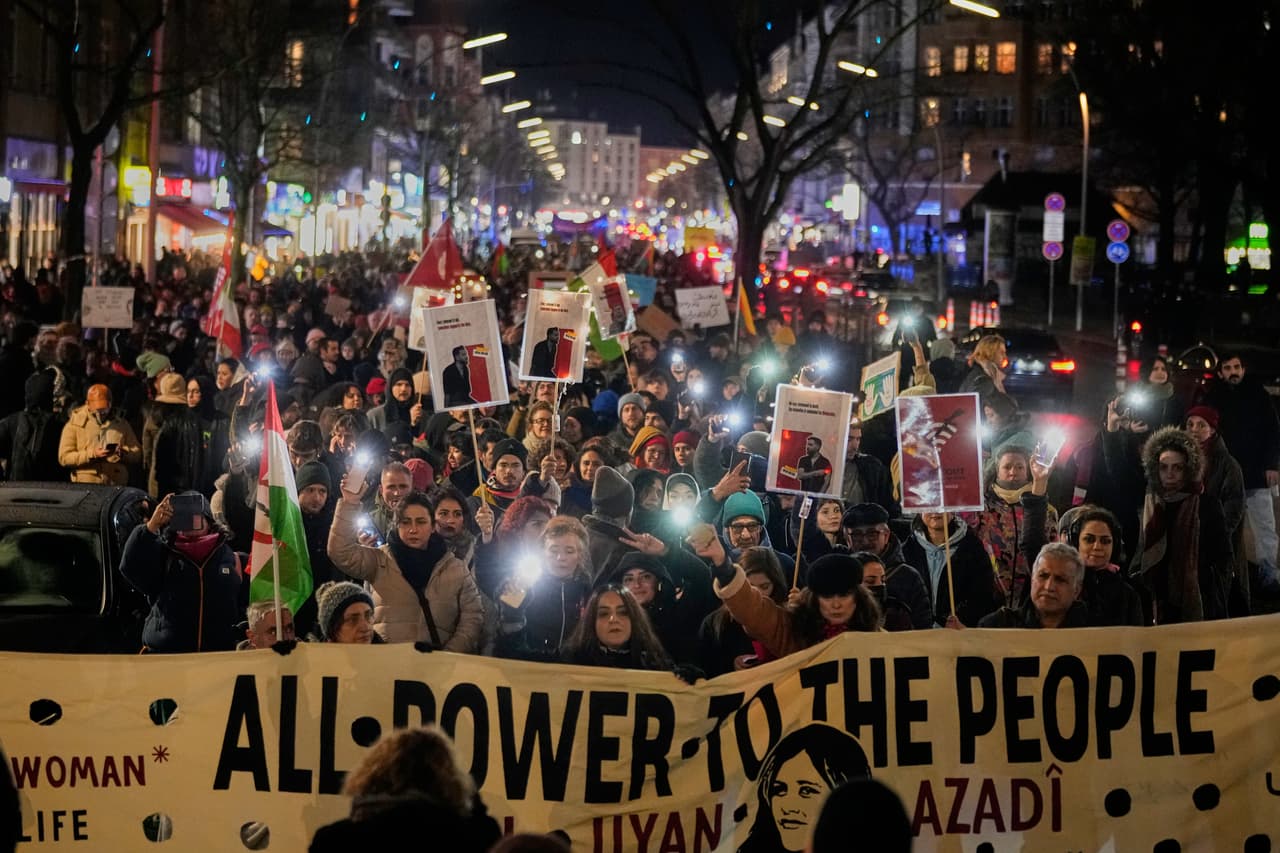 Estados Unidos sanciona a funcionarios de Irán y Trump presume freno a ejecución de manifestante