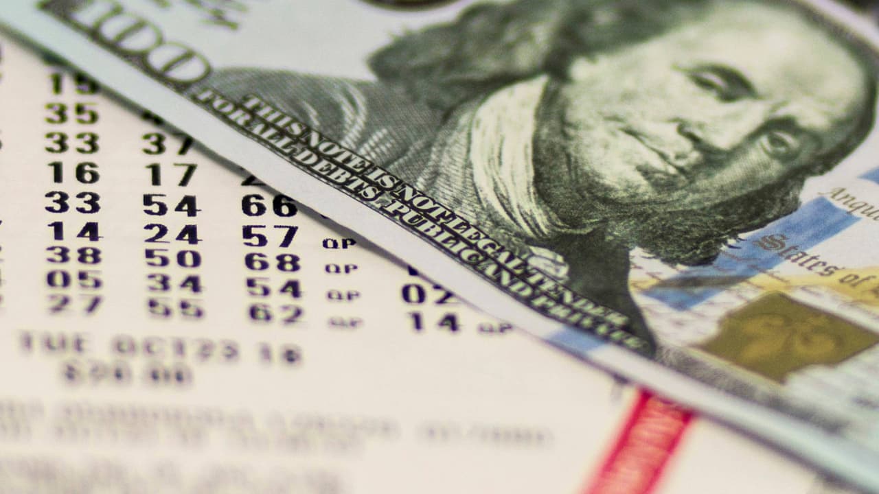 Buscan al ganador de un premio de $100,000 de Powerball que está a punto de expirar: ¿dónde y cuándo se vendió?