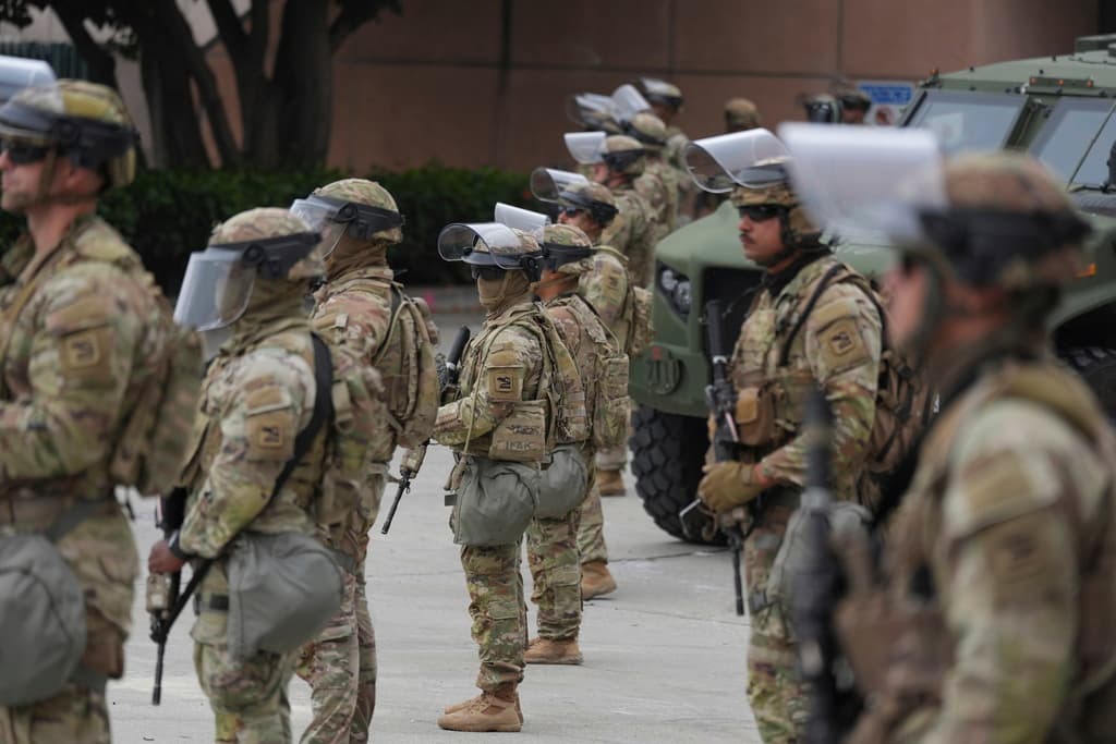 La
<b><a href="https://www.univision.com/noticias/inmigracion/kristi-noem-acusa-inmigrante-asesinar-a-trump-investigaciones-senalan-que-no-es-culpable" target="_blank">secretaria de Seguridad Nacional, Kristi Noem,</a></b> afirmó este domingo, que
<b>la Guardia Nacional "permitirá que la gente pueda protestar,</b> pero también mantendrá el orden público”.