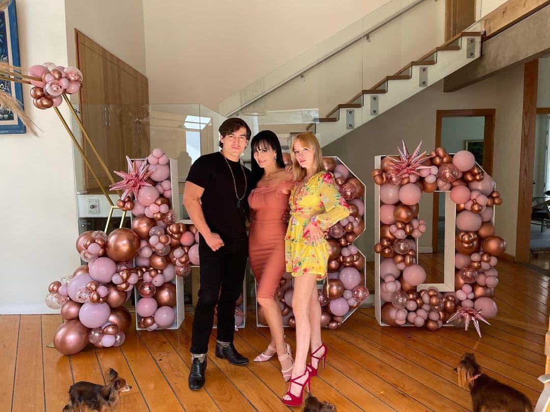 En el ámbito familiar, ella también publicó una foto con su hijo Julián y su esposa, a pesar de todas las polémicas generadas.