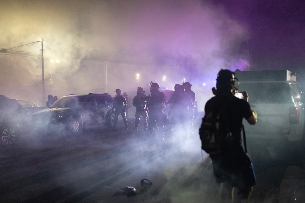 La acusación surge de una presentación judicial realizada por grupos de medios, manifestantes y clérigos, quienes obtuvieron
<b><a href="https://www.univision.com/local/chicago-wgbo/greg-bovino-alto-mando-de-cbp-enfrentara-a-la-corte-tras-operativo-polemico-en-chicago" target="_blank">una orden de restricción temporal</a> </b>de la jueza federal
<b>Sara Ellis,</b> tras demandar a funcionarios del Departamento de Seguridad Nacional (DHS) y de la administración Trump por tácticas contra manifestantes.