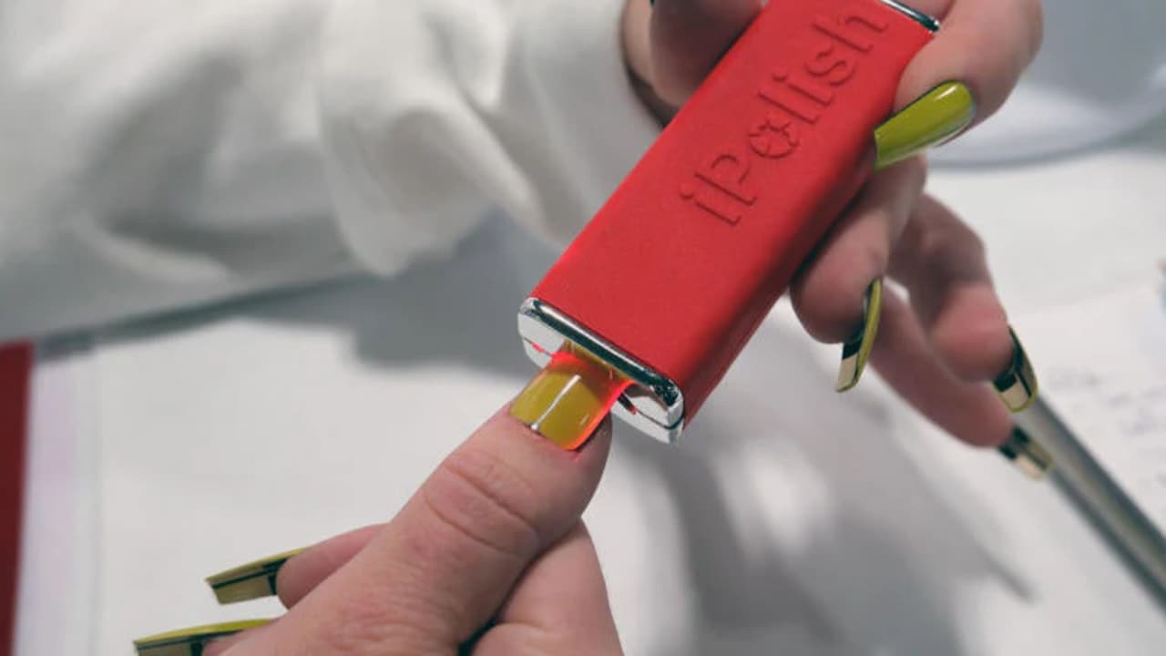 Una sola manicura, más de 400 colores: así funcionan las uñas inteligentes hechas en Florida