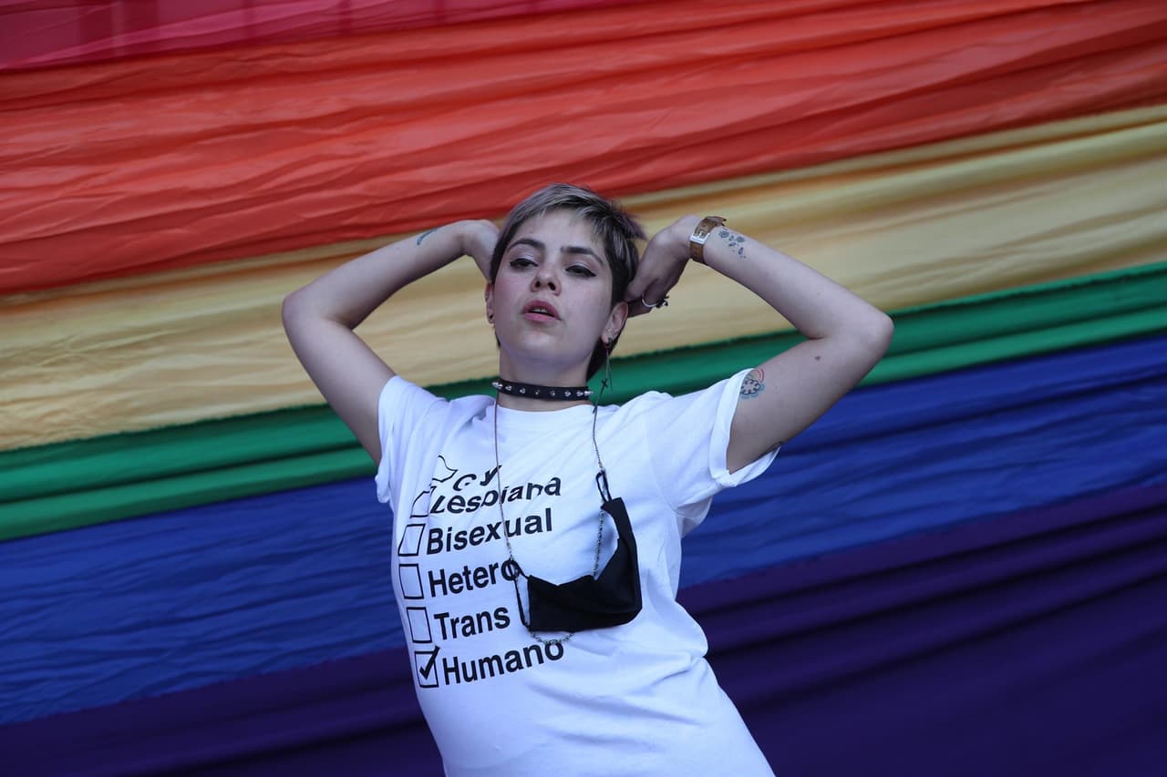 El argumento del parque para la expulsión fue, según indicó el usuario en Twitter, que en el parque debe haber
<b>un "ambiente familiar"</b>, a pesar de que aseguró que alrededor había muchas parejas heterosexuales mostrándose afecto.