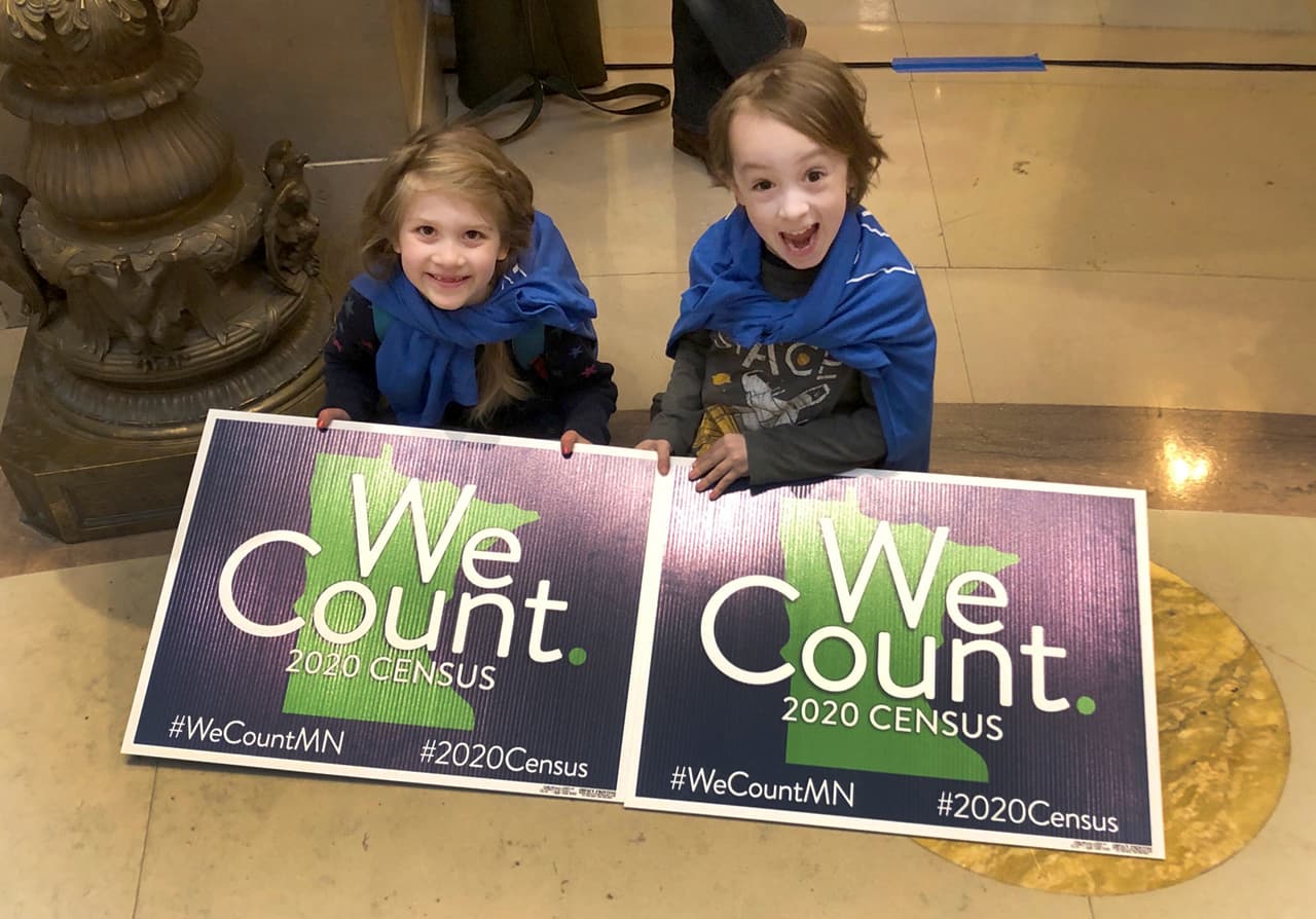 <b>¿Debo contar a mis hijos en el censo?</b> Sí, cuando llenes el censo deberás incluir a todos los niños que vivan en tu casa. Contar a todos los niños, incluso a los bebés, garantizará la asignación justa de recursos a los hospitales, colegios y programas de alimentación para tu zona de
<a href="https://www.univision.com/noticias/univision-contigo/censo-2020-llego-el-momento-de-representar-a-tu-comunidad">residencia</a>.