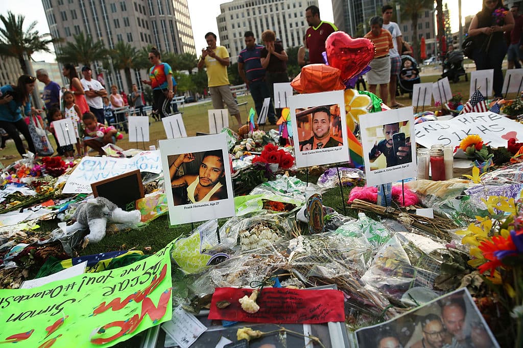 La masacre de Orlando ha sido
<a href="https://www.univision.com/noticias/masacre-en-orlando/49-victimas-del-odio">el mayor atentado contra la comunidad LGBTIQ+</a> en la historia de Estados Unidos. Fue un atentado terrorista. La secuencia del ataque evidenció la necesidad de dar preparación a las policías locales para enfrentar a terroristas, posibilemente suicidas y con rehenes. Como siempre ocurre, el debate sobre las armas volvió a cobrar auge, pero nada cambió, si bien el seguimiento a posibles terroristas islámicos ha aumentado en los últimos años y este tipo de atentados ha disminuido frente al auge del terrorismo interno. Por otra parte, a seis años de lo ocurrido, en el propio estado de Florida se ha implementado una polémica ley que busca restringir las conversaciones sobre el colectivo LGTBQ+ en las aulas. Pero aunque
<a href="https://www.univision.com/noticias/politica/ley-no-digas-gay-florida-guerra-cultural-escuelas">la conocida como 'Don't say gay' es la más conocida a nivel nacional</a>, no es la única ley de este tipo y al menos en 14 estados los republicanos buscan poner en marcha medidas similares.