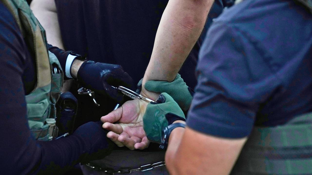 <h3 class="cms-H3-H3">Qué dicen las cifras</h3> Los datos de TRAC muestran que,
<b>para septiembre de 2025, ICE tenía 59,762 personas detenidas. </b>
<br>De ese total,
<b>el 77% había sido arrestado por agentes de ICE dentro del país</b> y el 23% restante provenía de detenciones hechas por la Patrulla Fronteriza (CBP).
<br>Además, según los mismos registros,
<b>el 71.5% de los detenidos no tenía antecedentes penales</b>.
<br>Es decir, la mayoría
<b>no había cometido ningún delito grave</b>.
<br>Aun así, los centros de detención están llenos, y
<b>la gran mayoría de quienes llegan allí son hombre</b>