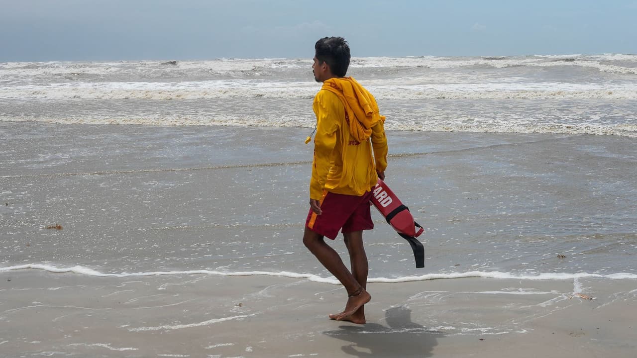 Joven es mordido por un tiburón en Galveston; Su padre lo habría salvado con un torniquete