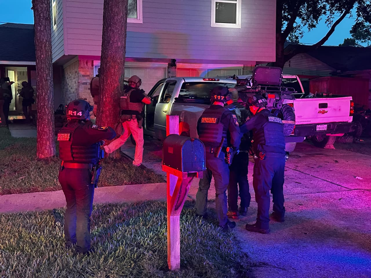 Un operativo conjunto entre la Unidad de Operaciones Especiales del Precinto 4 y autoridades federales
<b>culminó en la captura de un hombre con orden judicial activa por agresión agravada.</b>