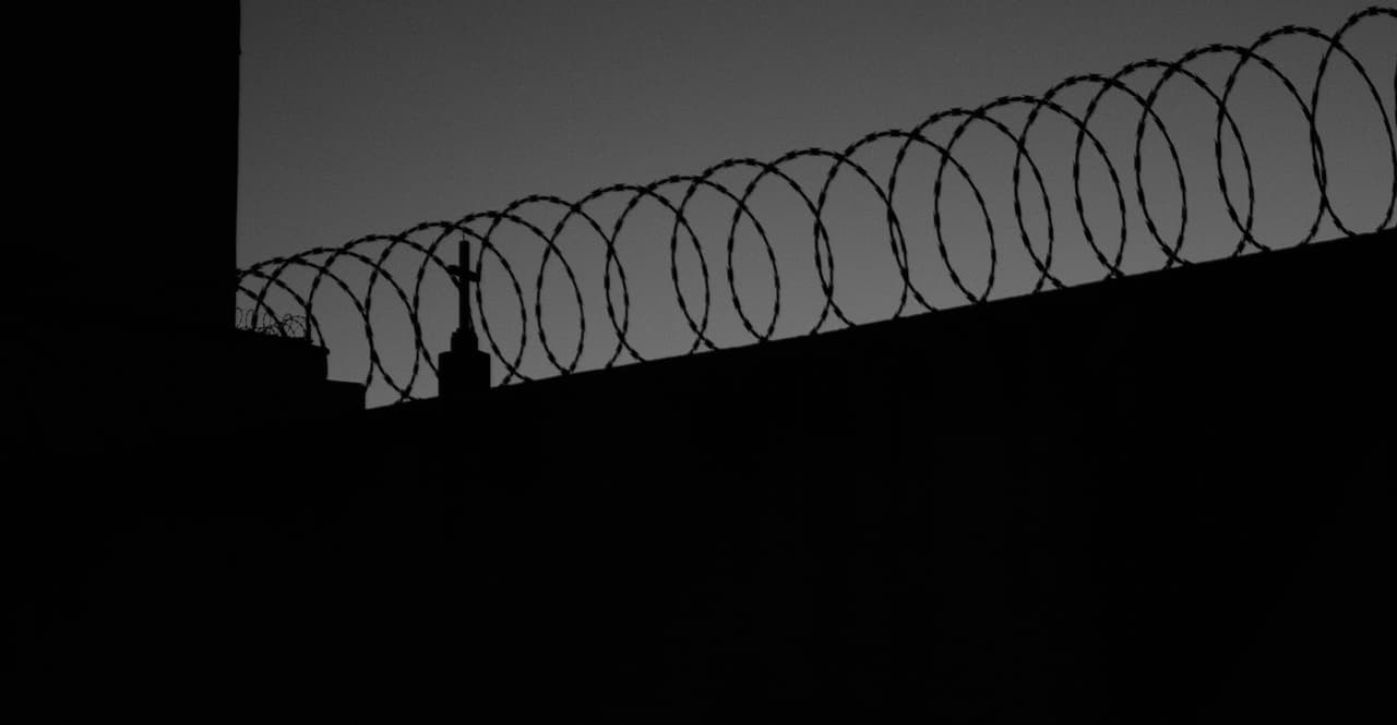 En la madrugada del pasado 18 de agosto, los tres reclusos identificados como L.B.R., K.R.I. y J.M.S.C., increparon a de Souza y comenzaron a
<a href="https://www.univision.com/temas/ataques">atacarlo</a>. El diario explicó que la policía local cree que K.R.I. y J.M.S.C. sostuvieron a de Souza, para que L.B.R.
<b> tomara un cepillo de dientes afilado para apuñalarlo en el cuello, cortarle el corazón y el pene, el cual después lo metió en la boca del fallecido. </b>
<br>