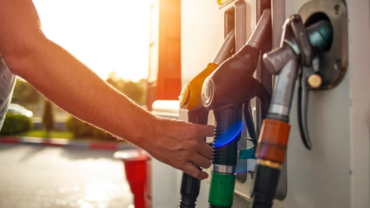 <h3 class="cms-H3-H3">AAA: cómo saber si el precio de la gasolina en Texas es alto o bajo</h3> American Automobile Association (AAA)
<b><a href="https://gasprices.aaa.com/" target="_blank">publica a diario el promedio del precio de la gasolina en Texas</a></b> y en cada ciudad.
<br>Esta referencia permite saber si
<b>el precio que ves en una estación es competitivo o está por encima del mercado. </b>
<br>Aunque no indica directamente cuál es la estación más barata, sí
<b>ofrece contexto clave para comparar antes de cargar combustible. </b>
<br>💡 Por ejemplo, si el promedio en Texas es de $3.12 por galón y encuentras una estación en $2.99,
<b>es probable que estés ante un precio por debajo del promedio. </b>
<br>👉 Además, AAA cuenta con
<a href="https://cluballiance.aaa.com/public-affairs/gas-information" target="_blank">una herramienta llamada Gas Price Finder que permite ingresar tu código postal o ciudad</a> para consultar precios cercanos y comparar opciones.