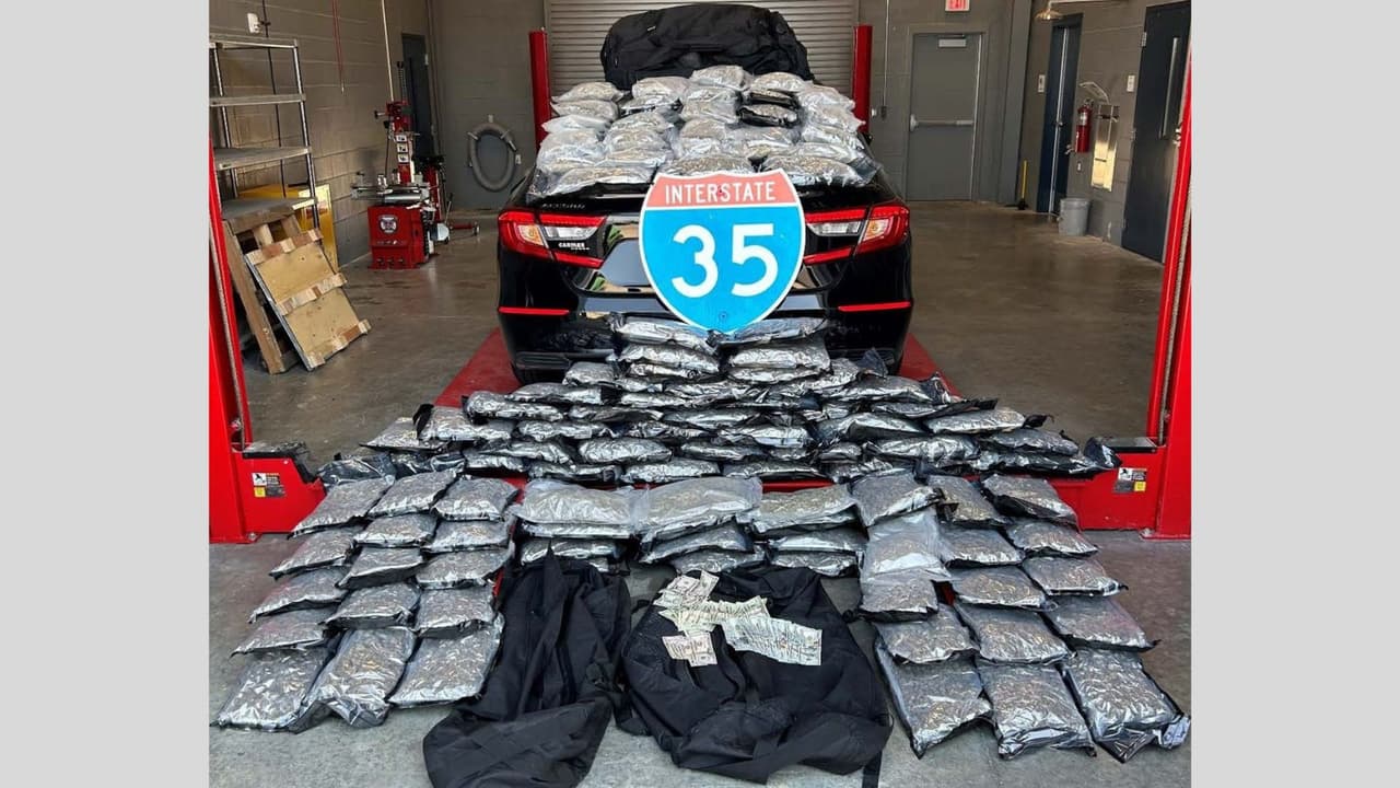 Menor detenido rechaza que revisen su auto: al hacerlo descubren que llevaba 124 libras de marihuana