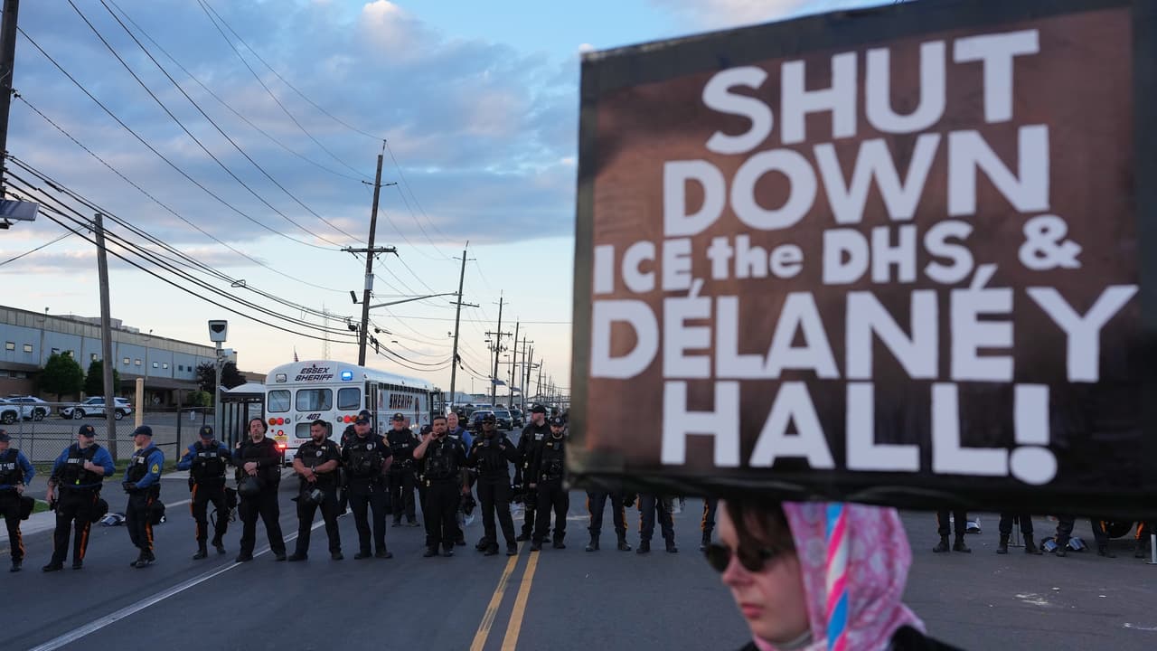 “Si no están satisfechos, pueden irse”, DHS publica menú de Delaney Hall tras huelga de hambre