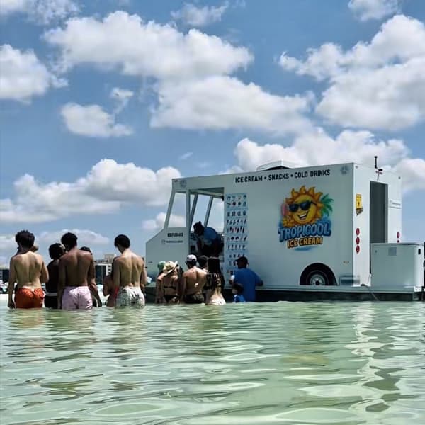 Lo que comenzó como una innovadora forma de vender helados en el agua ahora atrae la atención de turistas, navegantes y usuarios de redes sociales fascinados por este singular negocio flotante de Florida.