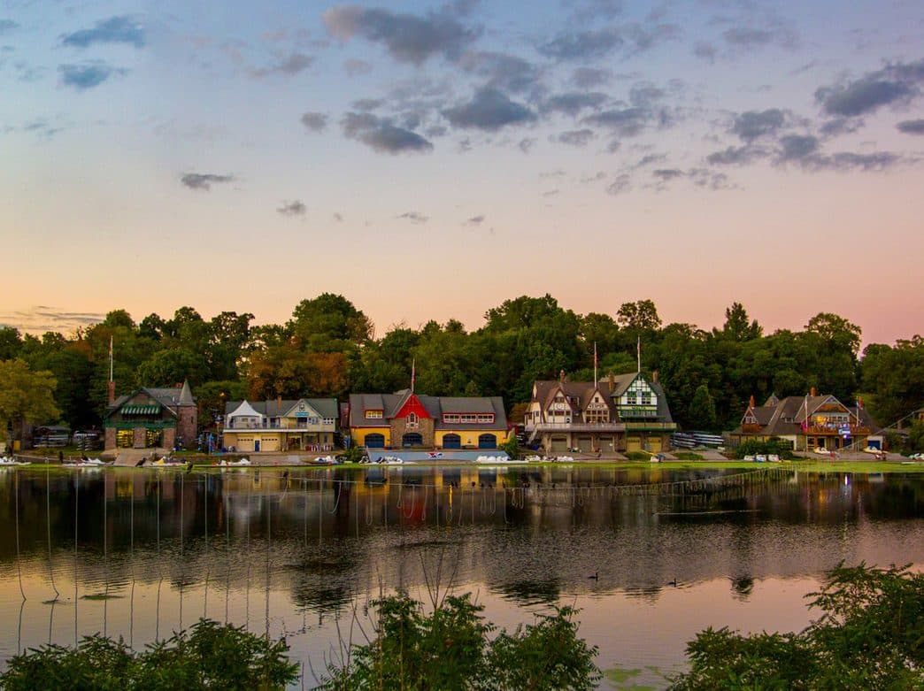 <b>Admire la tranquila belleza de Boathouse Row en el río Schuylkill: </b>En 1821, la creación de Fairmount Dam, ahora detrás del Museo de Arte de Filadelfia, convirtió el río Schuylkill en una superficie plácida ideal para remar. A mediados del siglo XIX, la ciudad aprobó la construcción de las 10 encantadoras casas club para la tripulación que componen Boathouse Row. Ahora un Monumento Histórico Nacional, los cobertizos para botes, todavía en uso hoy en día por clubes de tripulantes aficionados y universitarios, brindan uno de los lugares de interés más reconocibles y dignos de Instagram de la ciudad.