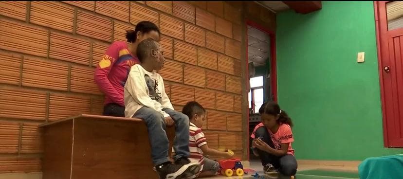 Mientras los esfuerzon continúan para ayudar a Mariano, la familia
<b>no tiene dinero para costear el alquiler, la comida y el tratamiento médico</b>, pues llegaron a un país que no conocen y no hay trabajo por la pandemia del
<a href="https://www.univision.com/temas/coronavirus">coronavirus</a>.
<br>