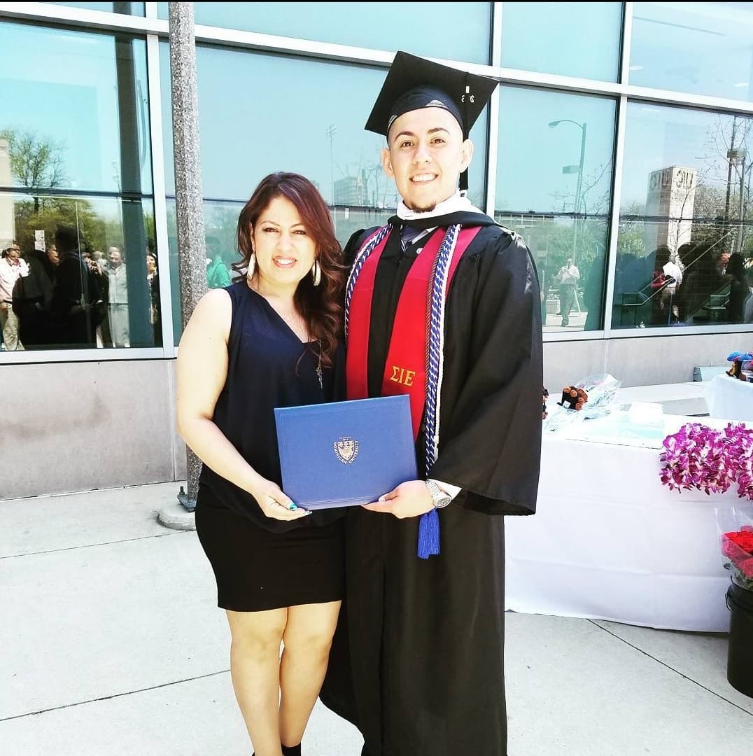 El día de su graduación de la universidad, posa junto a su madre. Berto cuenta a Univision que nunca imaginó tener la oportunidad de estudiar una licenciatura.