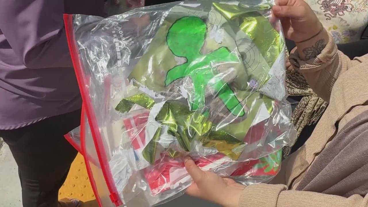 Ante la preocupación de la comunidad, una cámara de seguridad captó el
<b>25 de mayo, en la intersección de Rideland y Jackson, a una persona que durante la noche colocaba letreros ayudándose de una escalera. </b>En el video se aprecia que el individuo carga en una mano lo que aparenta ser un bote de pegamento