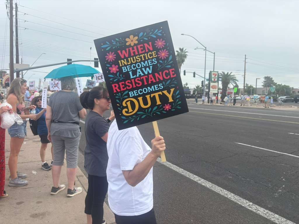 "
<b>Cuando la injusticia se convierte en ley, la resistencia se convierte en deber</b>", se lee en la pancarta de otra persona.