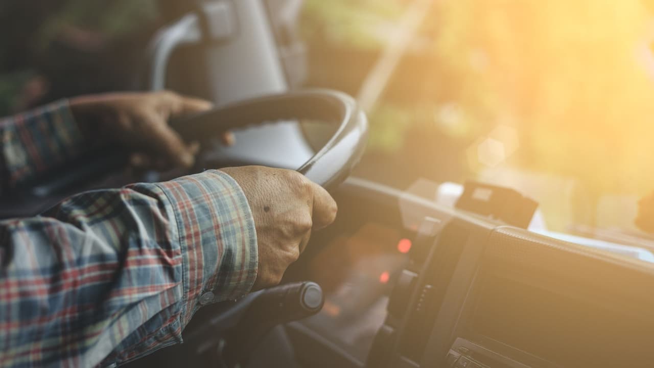 ICE pide denunciar fraudes con CDL; cita accidente en Florida que dejó 3 muertos