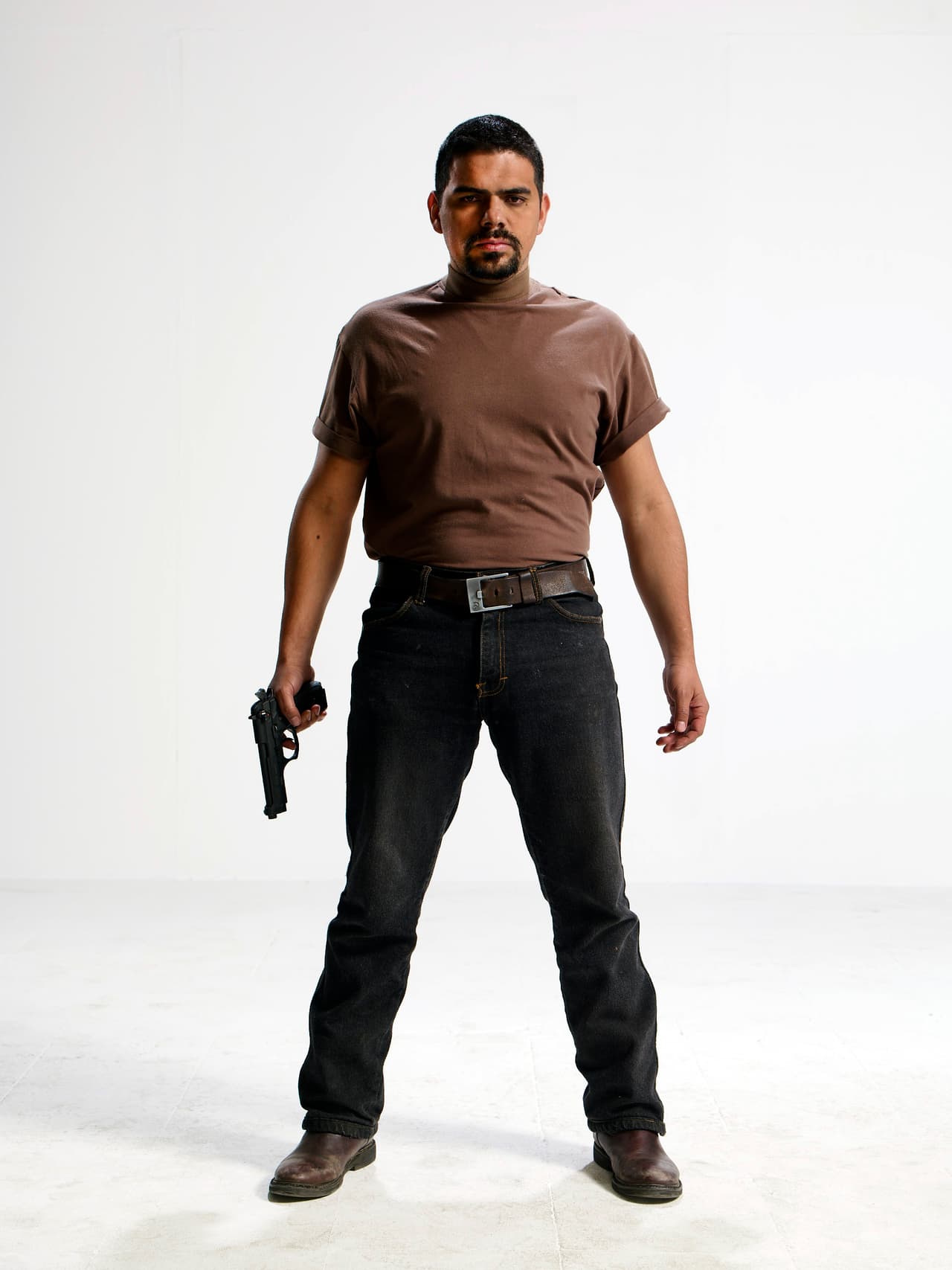 Es un exmilitar, francotirador y experto en el manejo de armas pequeñas.
<b><a href="http://www.univision.com/series/el-chapo/alejandro-aguilar-es-tono-en-el-chapo">'Toño'</a></b> es un hombre de acción, no de palabras.