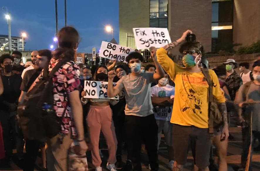 Policías en Austin acusados por fuerza excesiva podrían enfrentar cárcel o multas de hasta $10,000